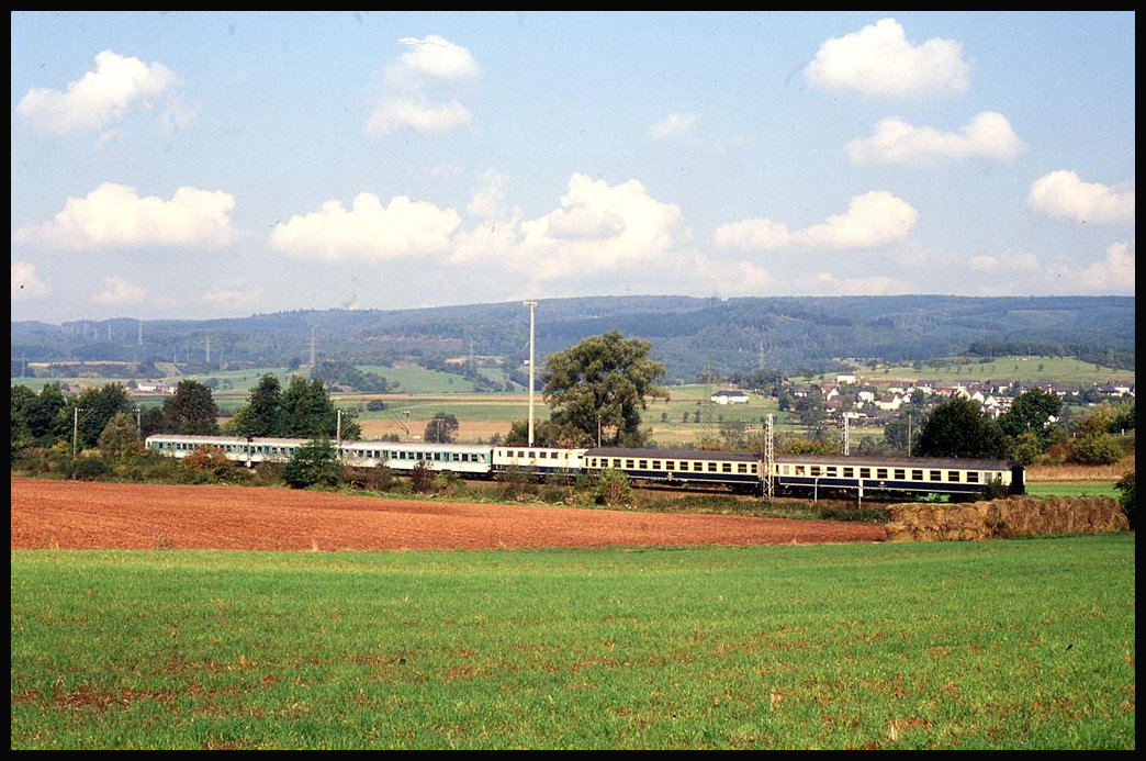 In ungewöhnlicher Zugreihung der Wagen war am 29.9.1993 um 13.12 Uhr eine 141 mit dem Personenzug 7449 bei Ürzig nach Koblenz unterwegs.