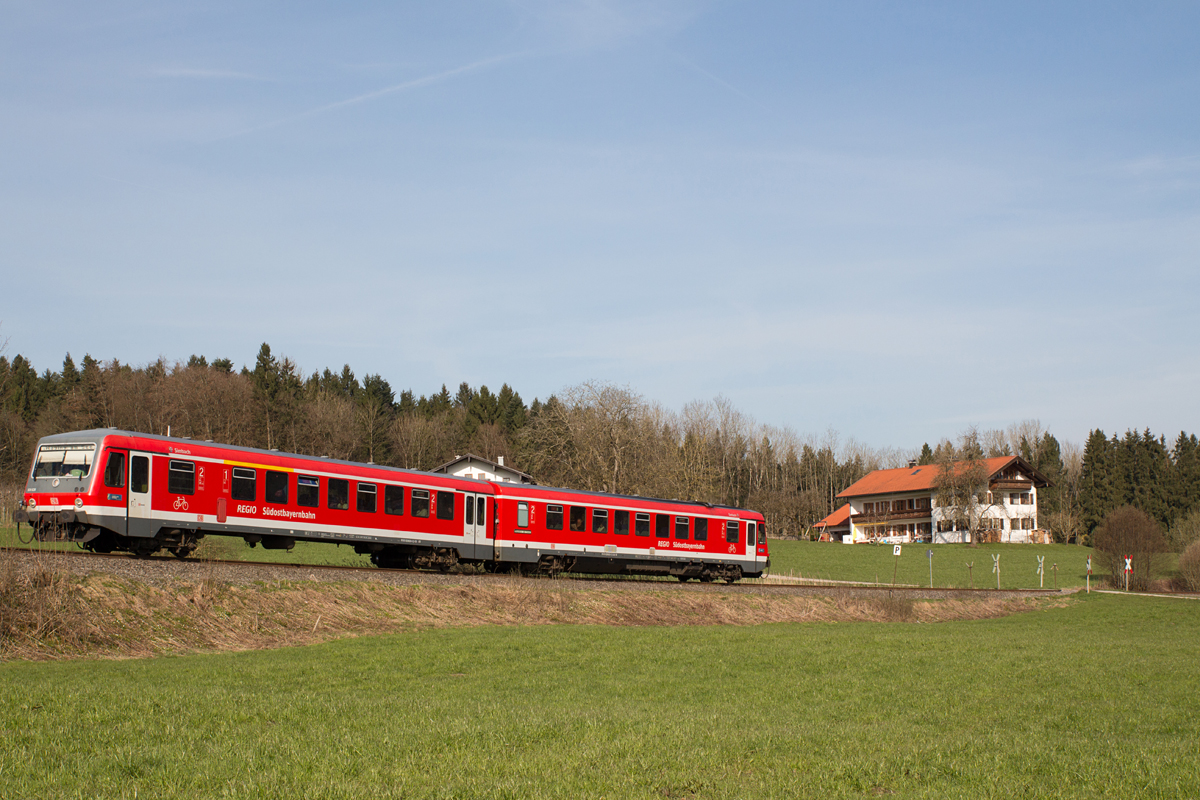 In Unteraschau kann man eine der deutlichen Steigungen der Strecke Traunstein - Waging am See mit 628 628-0 gut erkennen. (10.04.15) Variante 3.