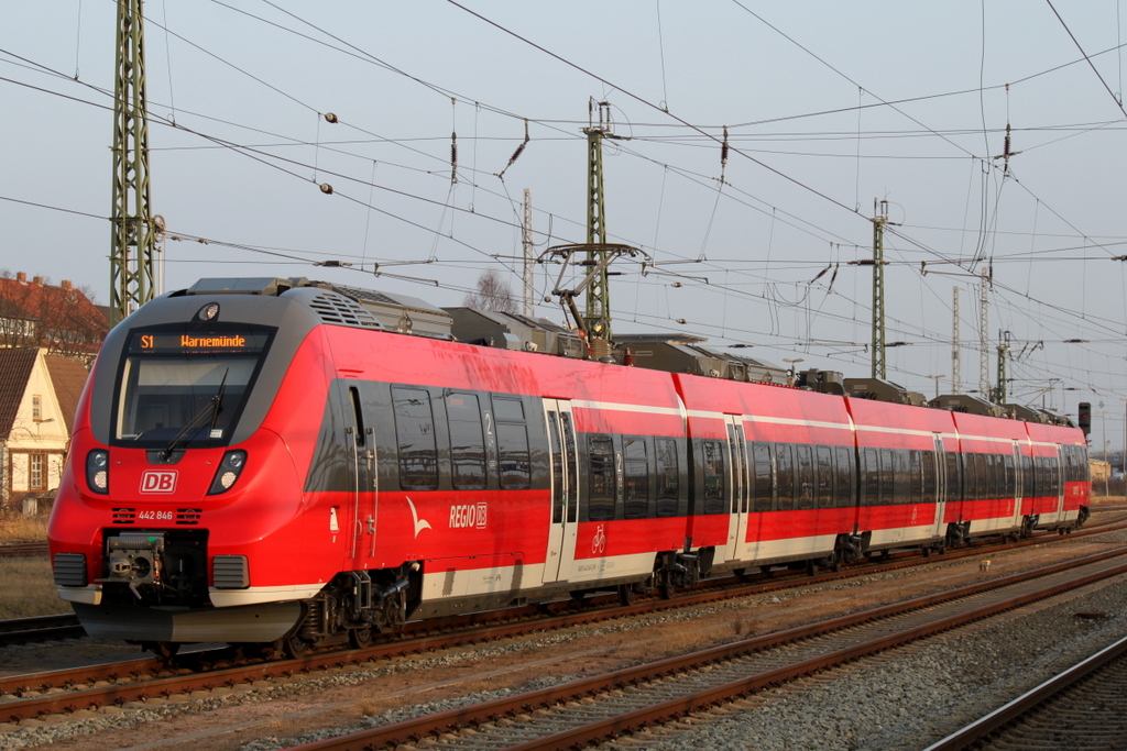 In der untergehenden Abendsonne stand 442 846-2 als S1 von Rostock Hbf nach Warnemnde im Rostocker Hbf.06.03.2014