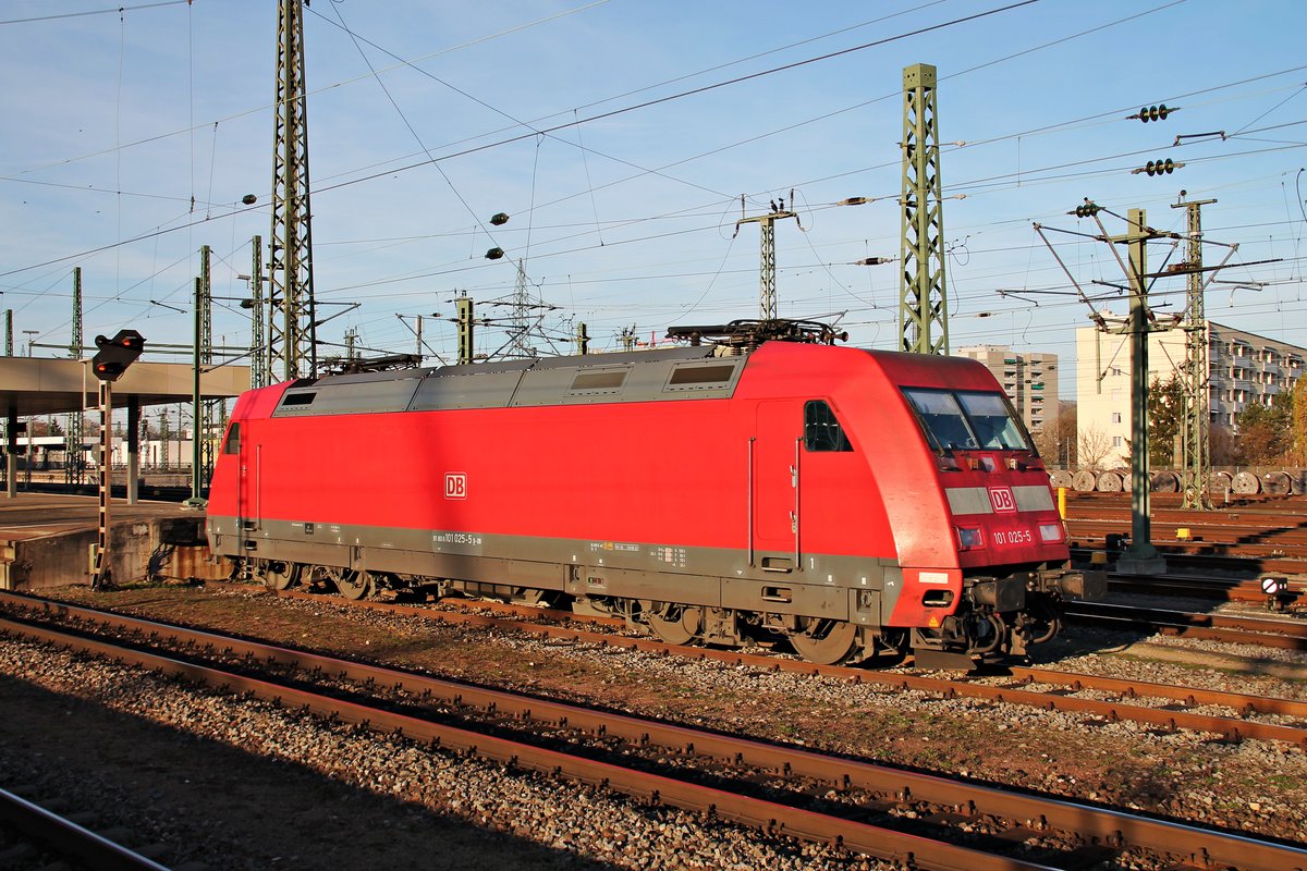In der untergehenden Sonne des 16.11.2015 stand 101 025-5 abgestellt an einem Prellbock südlich von Bahnsteig 4/5 in Basel Bad Bf abgestellt.