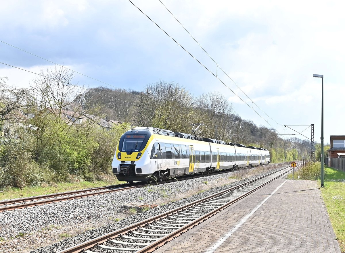 In Untergriesheim fährt gerade eine RB 18 alias 8442 811/311 aus Tübingen nach Osterburken ein, hier kommt sie aus dem nachmittäglichen Gegenlicht. 