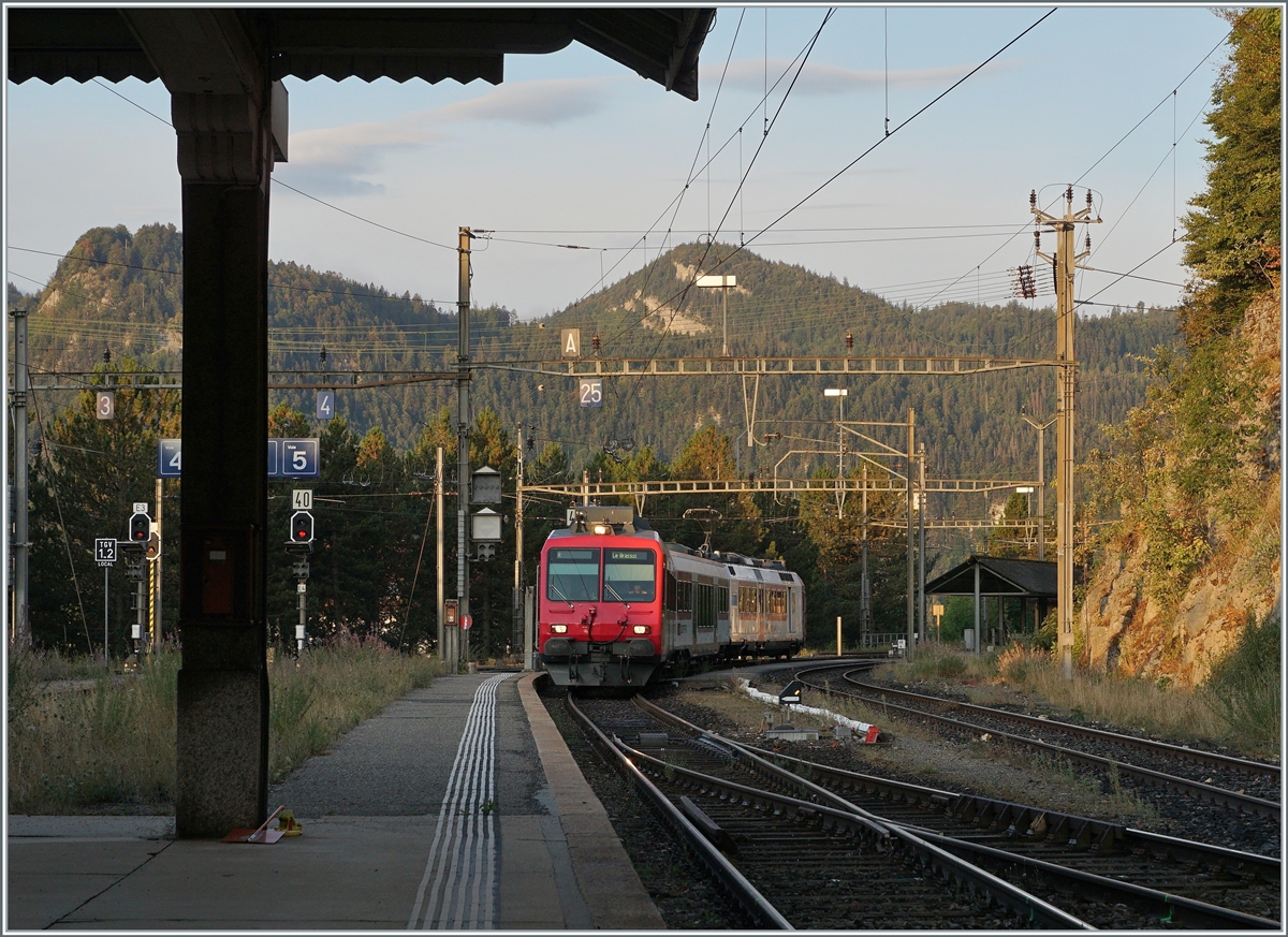 In Vallorbe wird der  neue  Schülerzug nach Le Brassus bereit gestellt. Der Regionalzug 7914 besteht aus dem führenden SBB ABt 984 (ABt NPZ DO 50 85 39-43 984-6 CH-SBB), dem B (B NPZ DO 50 85 29-43 384-1 CH-SBB) und dem schiebenden SBB RBDe 560 384-0 (RBDe 560 DO 94 85 7 560 384-0 CH-SBB). 

15. August 2022