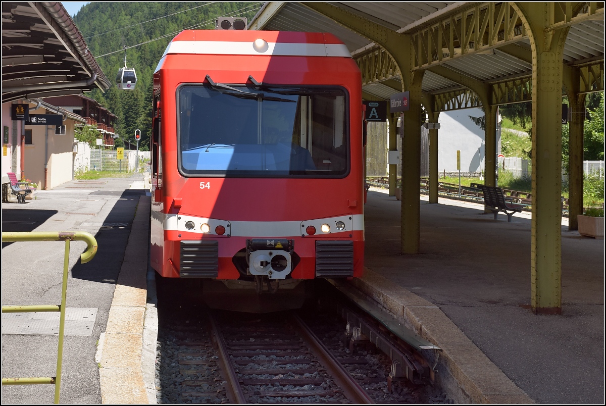 In Vallorcine steht Triebwagen SNCF Z854 von TER Rhône-Alpes für die Fahrt nach Saint-Gervais/Le Fayet bereit. Für die zahnlosen und pantographenlosen Z850 ist in Vallorcine Endstation. Da erstaunlicherweise auf dieser Strecke in Frankreich eine doppelte Zugfrequenz besteht, fahren diese Fahrzeuge den Zwischentakt. Juli 2017.
