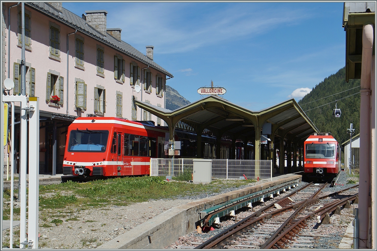 In Vallorcine treffen die aus Saint-Gervais-les-Bains-le-Fayete und Martigny kommenden Züge sich und Reisenden können umsteigen, bevor die Züge wieder zurückfahren.
Links der SNCF Z850 und rechts der TMR/SNCF BDeh 4/8 bzw. Z800.
28. Aug. 2015