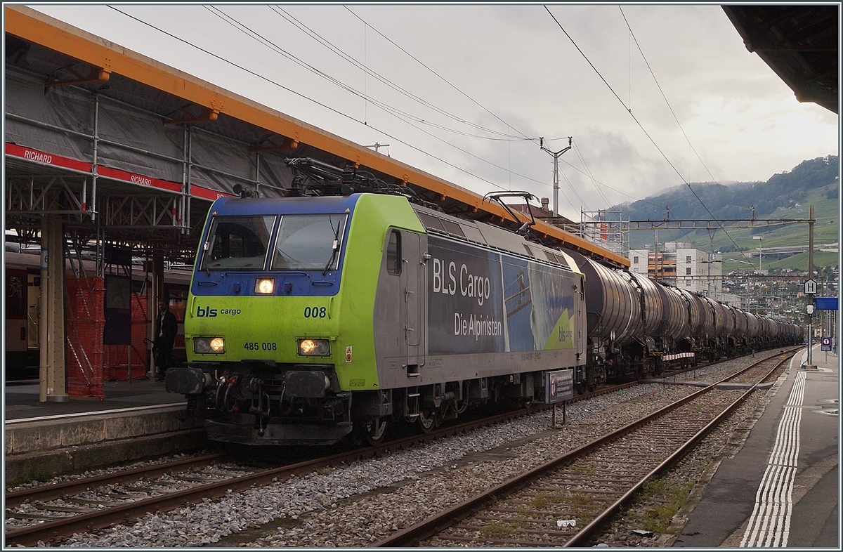 In Vevey gab es am Abend des 10. Juni wieder einmal eine BLS Lok zu sehen, so dass ich trotz des nicht gerade fotogenen Hintergrundes gerne abdrücke, um die BLS Re 485 008 mit ihrem Kesselwagenblockzug bildlich festzuhalten. 

10 Juni 2020