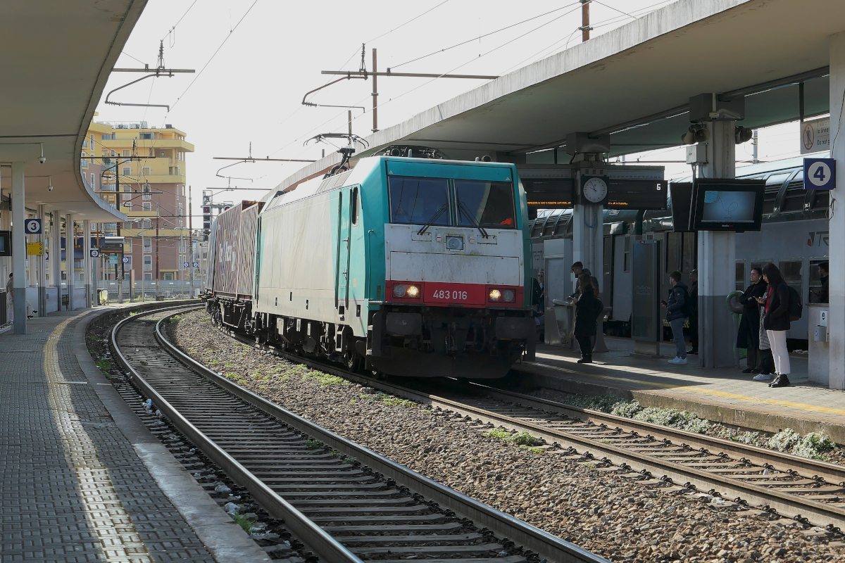 In vollem Gegenlicht durchfährt die E483 016 I-XRI den vormittäglichen Bahnhof Milano Lambrate mit einem Containerzug. Das Halterkennzeichen I-XRI läßt auf Crossrail Italia schließen, heute eine Tochtergesellschaft der schweizerischen BLS Cargo.
Milano Lambrate, Freitag, 17. März 2023, 9.55 Uhr
