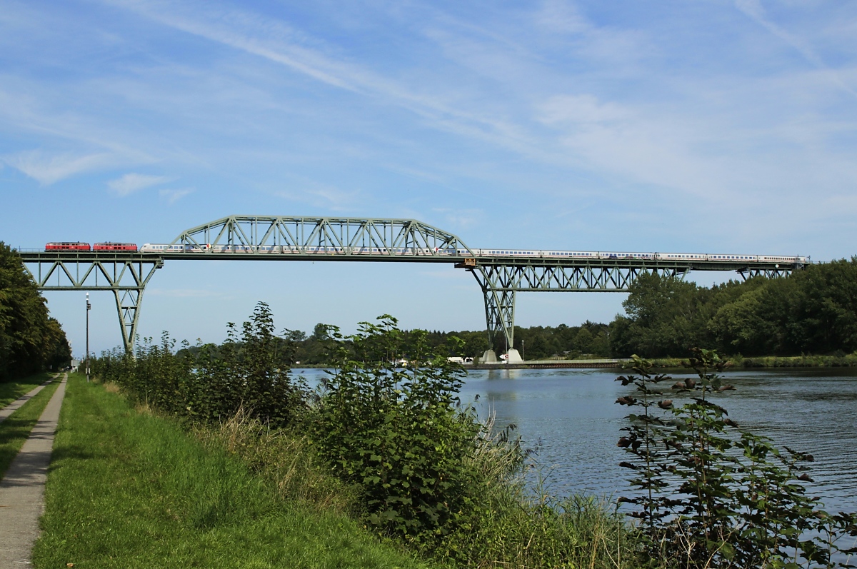 In voller Länge: Zwei 218 mit einem IC nach Westerland auf der Hochdonner Hochbrücke über den Nord-Ostsee-Kanal am 23.08.2019