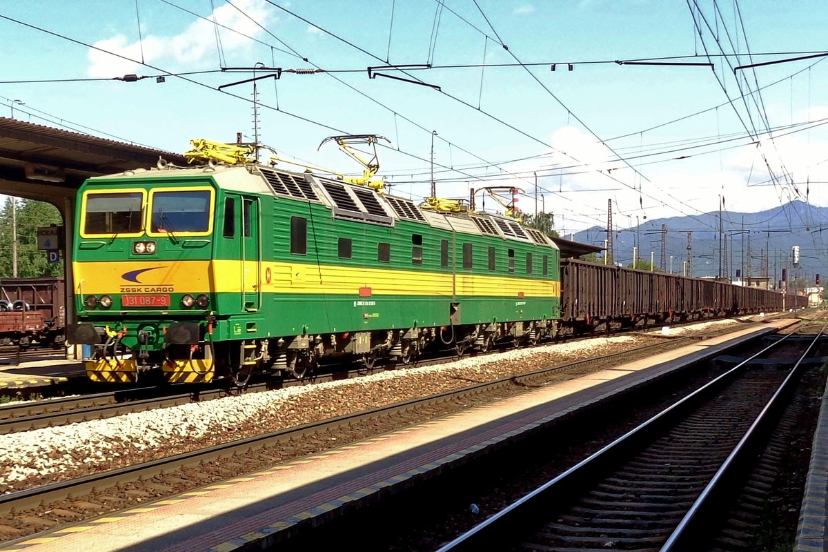 In voller Tempo durchfahrt 131 087 samt Kohlezug Vrutky in die richung von Zilina am 14 Mai 2018.