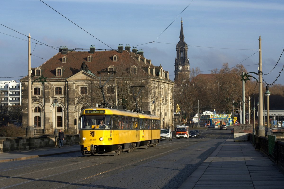 In der Vorweihnachtszeit wird die Linie 8 der DVB mit einem zusätzlichen Kurs verstärkt, um die Wendezeit in der Schleife Hellerau auf zehn Minuten zu verlängern, sodass angesammelte Verspätung nicht auf die Rückfahrt  mitgenommen  wird.
Oft handelt es sich bei diesem  Kurs 20  um einen aus Tatras gebildeten Zweiwagenzug.
Am 25.11.2016 konnte das Gespann auf der Dresdner Augustusbrücke kurz hinter der Haltestelle  Neustädter Markt  aufgenommen werden.