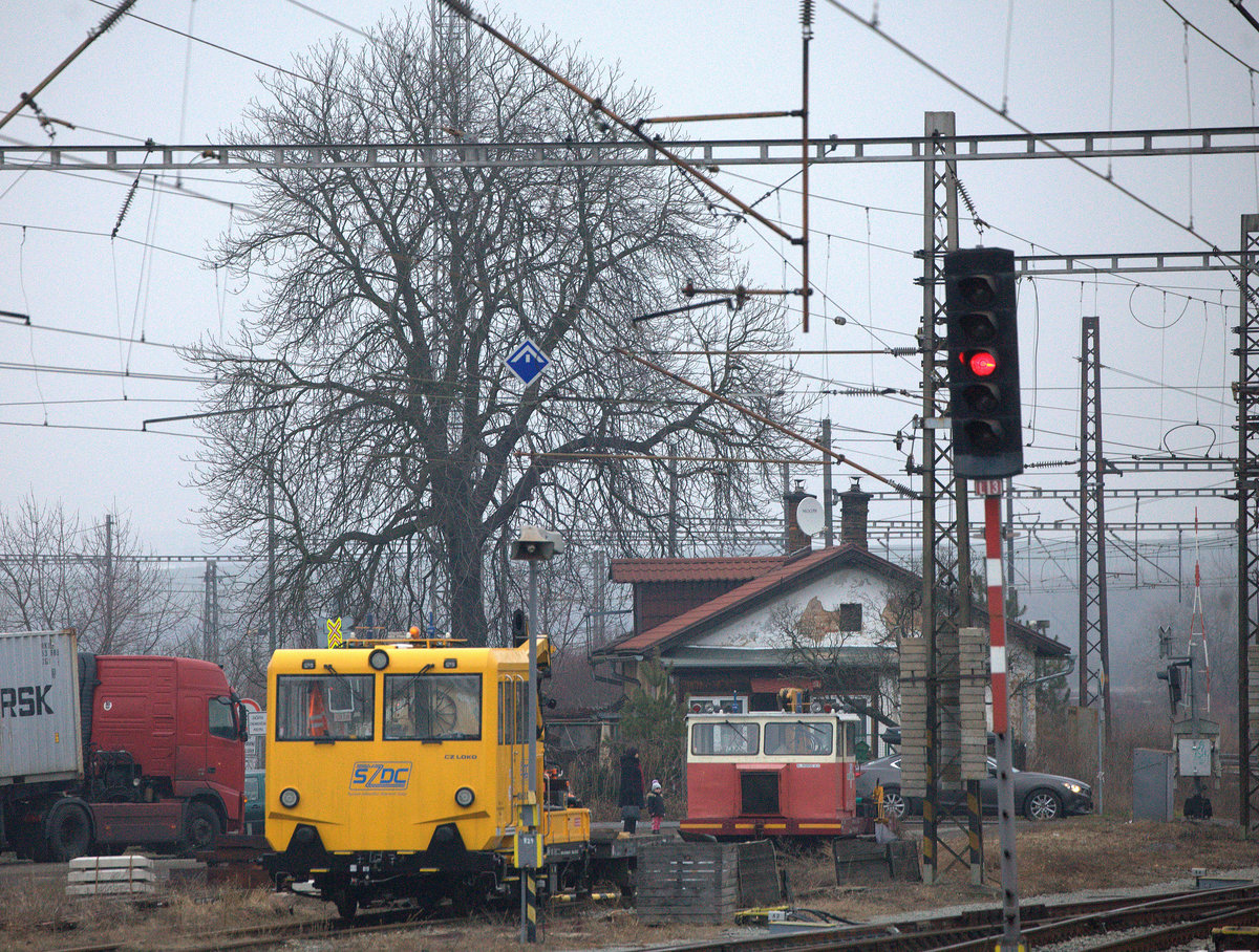 In Vsetaty gibt es eine kleine Bahnmeisterei.Aufgenommen aus dem anfahrenden Schnellzug nach Usti, leider etwas verzerrt, trotz Ausrichtens . 25.01.2020 16:54 Uhr.

