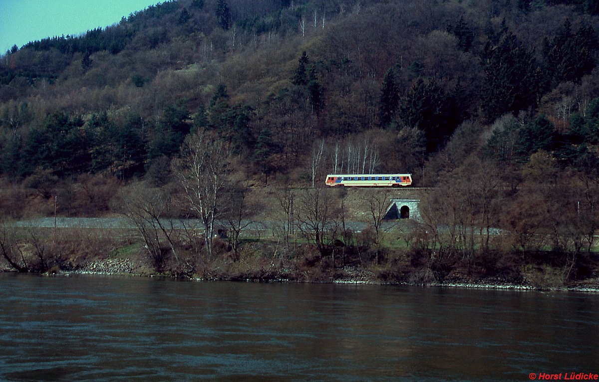 In der Wachau zwischen Emmersdorf und Spitz ist im Frühjahr 2004 ein 5047 unterwegs. Das Foto entstand vom Deck eines Flusskreuzfahrtschiffes aus, während aus den Lautsprechern Johann Strauss' Donauwalzer ertönte. 