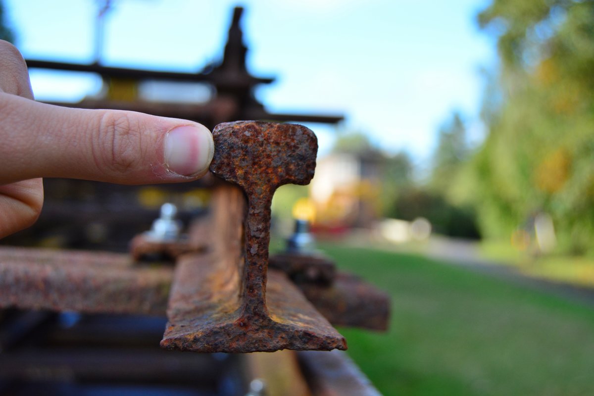 In Walheim konnte ich das kleinste Schienenprofil in Deutschland entdecken. Der Schienenkopf ist nur 25mm breit, der Schienenfuß ist nur 50mm breit und die Schienenhöhe betrgt nur 65mm. Um sich die Größe vorzustellen ist mein Daumen neben den Schienenkopf.

Walheim 08.10.2016