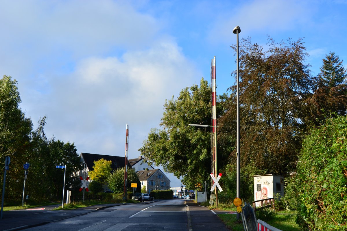 In Walheim konnte ich noch diesel alten Bahnübergang mit alten Bundesbahn Schranken fotografieren.

Walheim 08.10.216