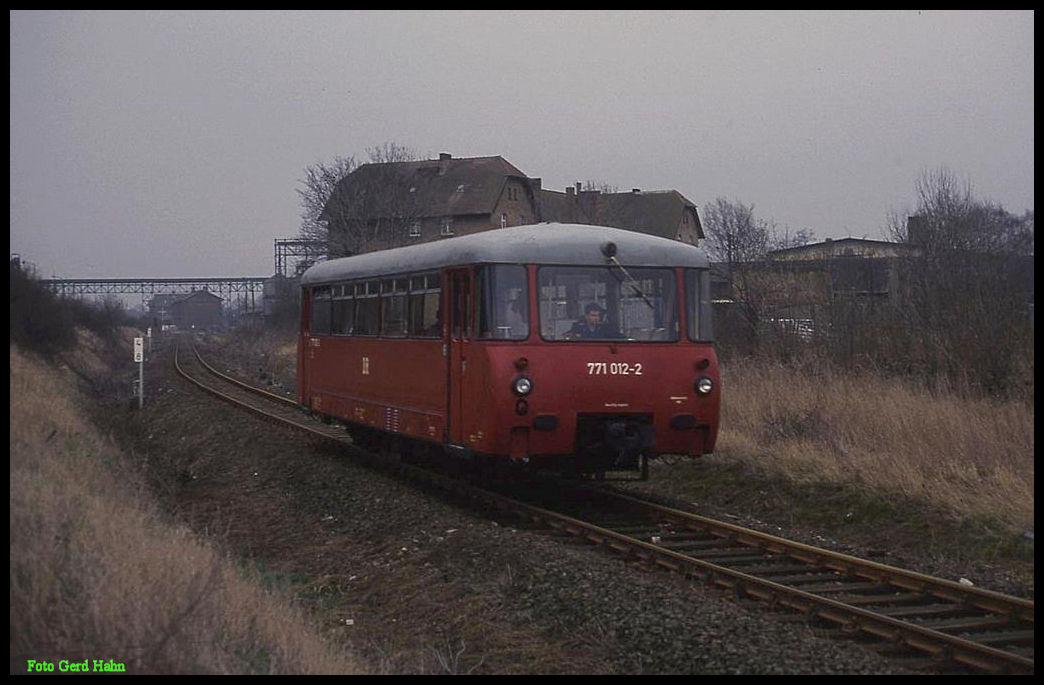 In Wanzleben war am 21.3.1992 der 771010 als Zug 18448 auf der KBS 316 nach Eilsleben unterwegs.
