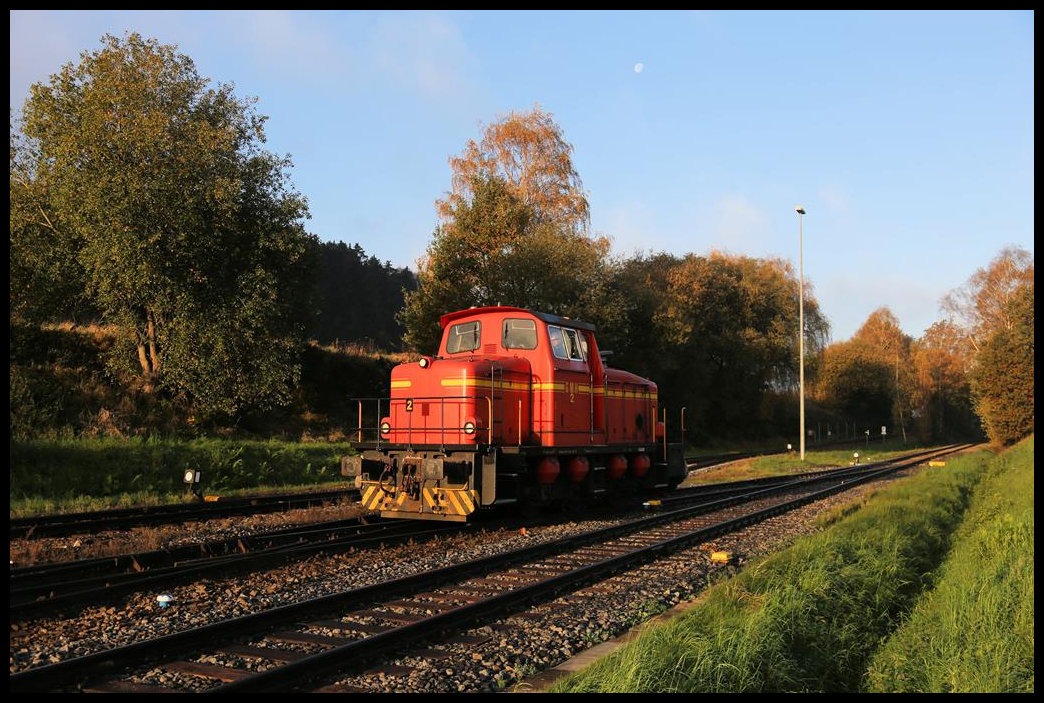 In der warmen Morgensonne rangiert hier die Werklok GMH 2 am 4.11.2020 um 08.46 Uhr im Güterbahnhof des Stahlwerk in Georgsmarienhütte.