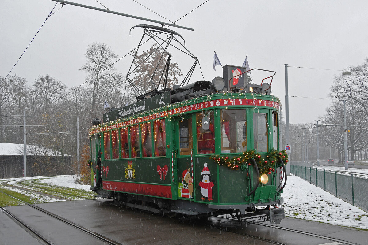 In der Weihnachtszeit fährt auch das Weihnachtstram mit Kindern durch die Stadt. Am Fahrschalter steht der Nikolaus persönlich. Am 10.12.2022 wartet das Tram in der Schlaufe beim Eglisee.