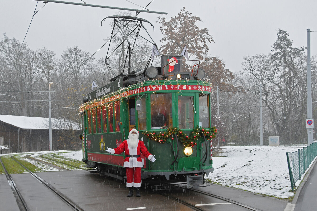 In der Weihnachtszeit fährt auch das Weihnachtstram mit Kindern durch die Stadt. Am Fahrschalter steht der Nikolaus persönlich. Am 10.12.2022 möchte auch der Nikolaus noch auf das Bild.