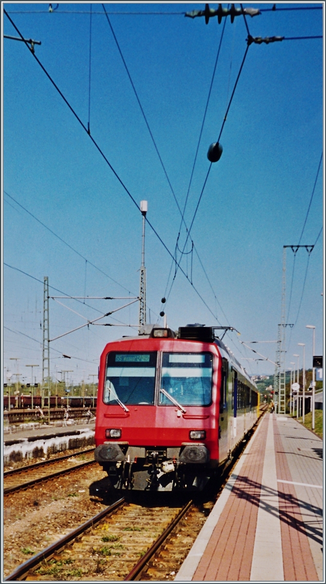 In Weil am Rhein wartet ein SBB NPZ RBDe 561 mit Bt auf die Abfahrt nach Lörrach. 

Analogbild vom Herbst 2003