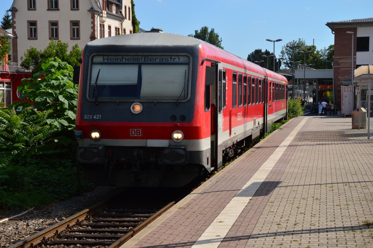 In Weinheim auf Gleis 6 steht der 628 421 abfahrbereit nach Fürth im Odenwald.
Auch wenn der Zielanzeiger was anderes anzeigt. 21.7.2015