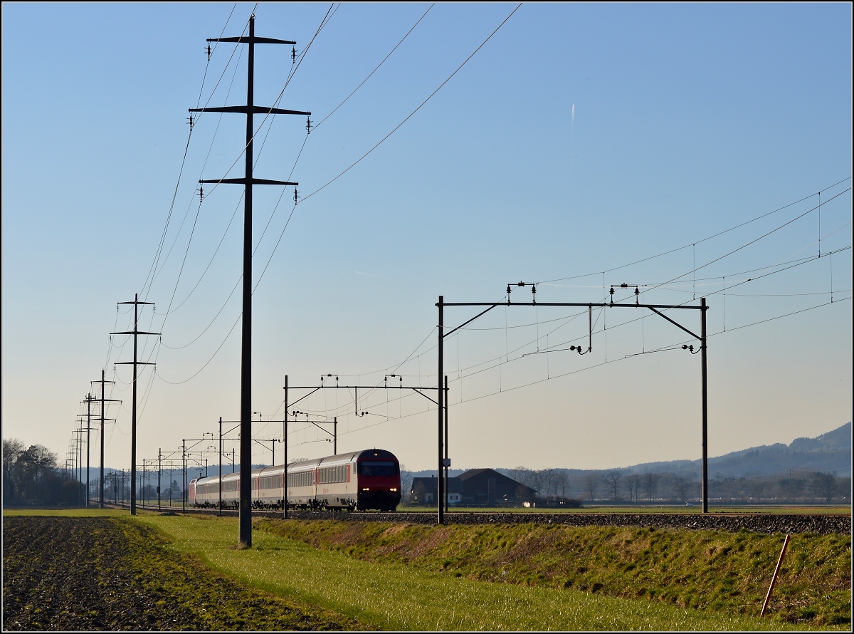 In der Weite des Thurtals. 

Ein IR nach Konstanz verliert sich im Thurthal. Eschikofen, Februar 2014.