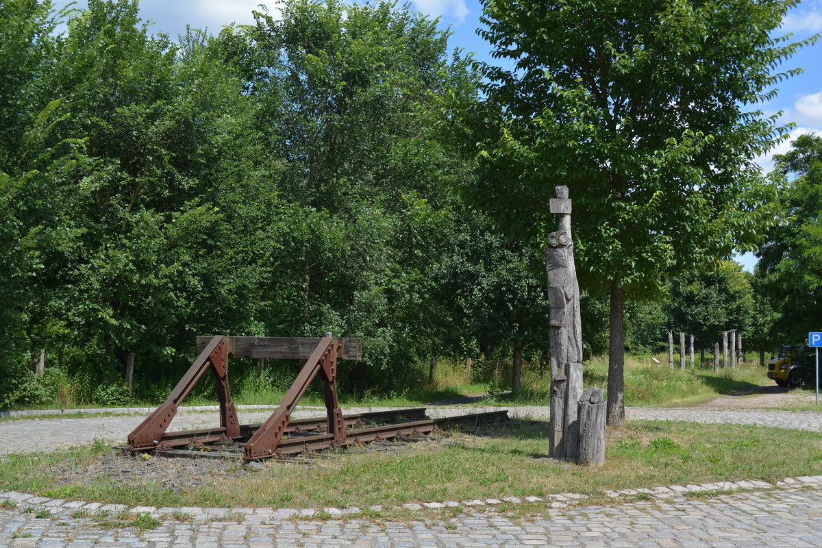 In der Wendeschleife am Bahnhof Wiesenburg konnte ich diesen Prellbock mit kurzem Gleisstück entdecken.

Wiesenburg 20.07.2016