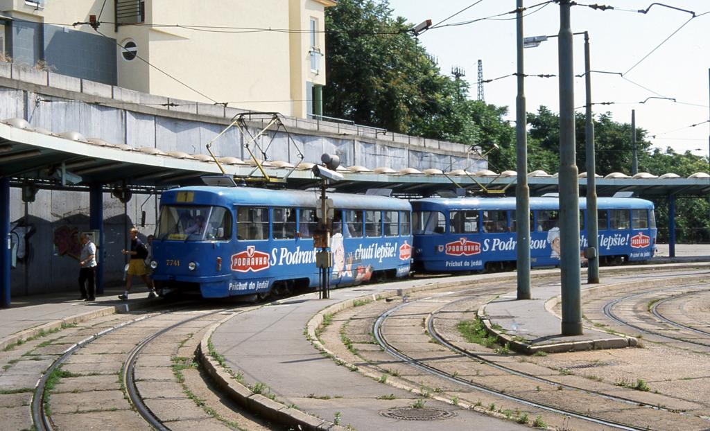 In der Wendeschleife vor dem Hauptbahnhof in Bratislava steht am 27.06.2001
die Tatra Tram 7741 der Linie 1.