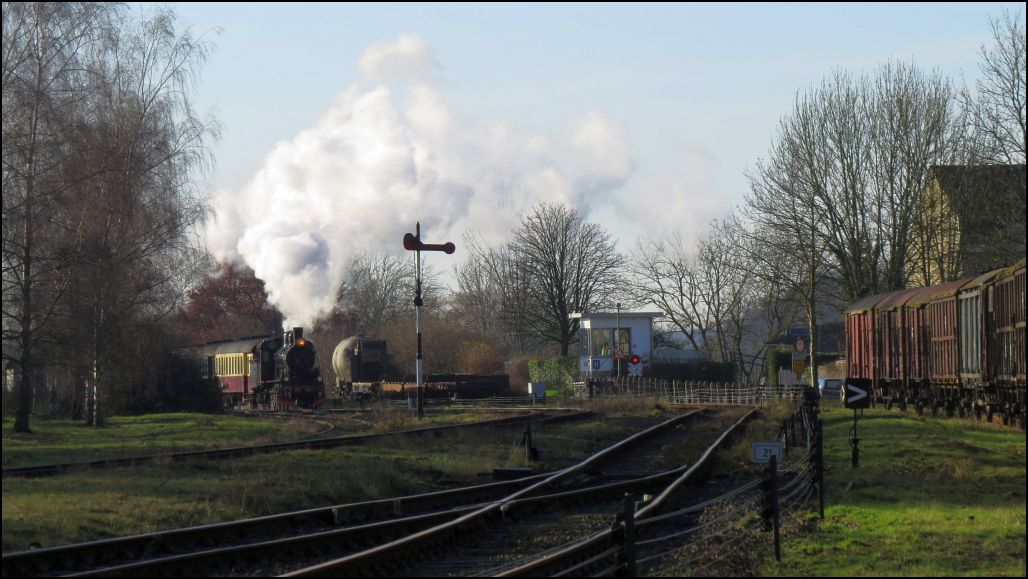 In wenigen Augenblicken trifft er ein ,der Kerst Express (Weihnachtsexpress) aus Valkenburg,zurück in die Station Simpelveld.Sonntagsszenario am 14.Dez.2014 bei der Zlsm an der Miljoenenlijn ,Niederlande.