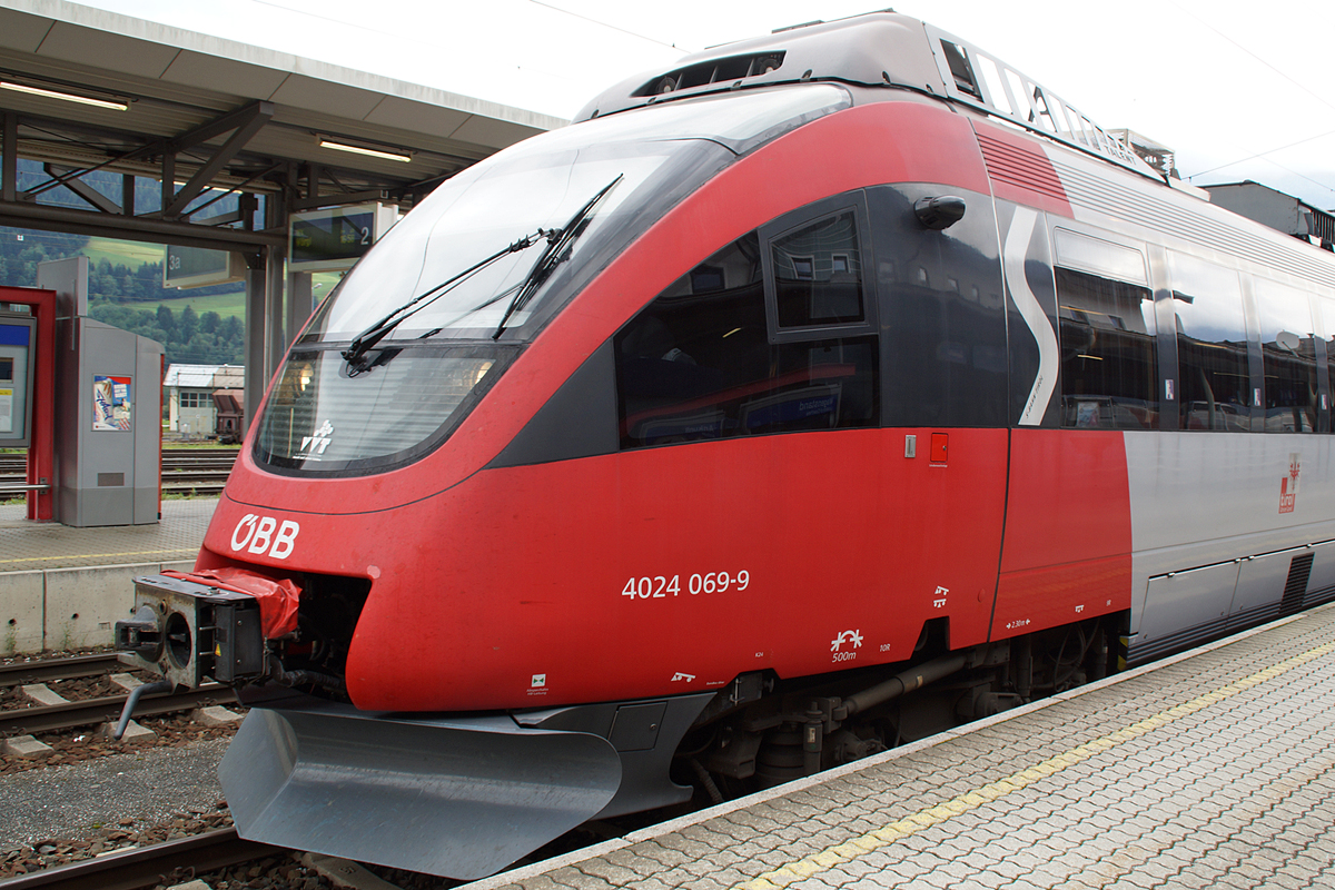 In wenigen Minuten bereit zur Abfahrt nach Freilassing steht der ÖBB Talent in Saalfelden am 20.08.2013.