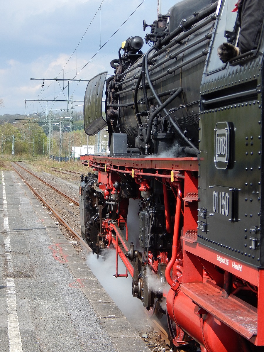 In wenigen Minuten darf 01 150 den Pendelzug ins Museum Bochum Dahlhausen ziehen.

Bochum Dahlhausen 16.04.2016