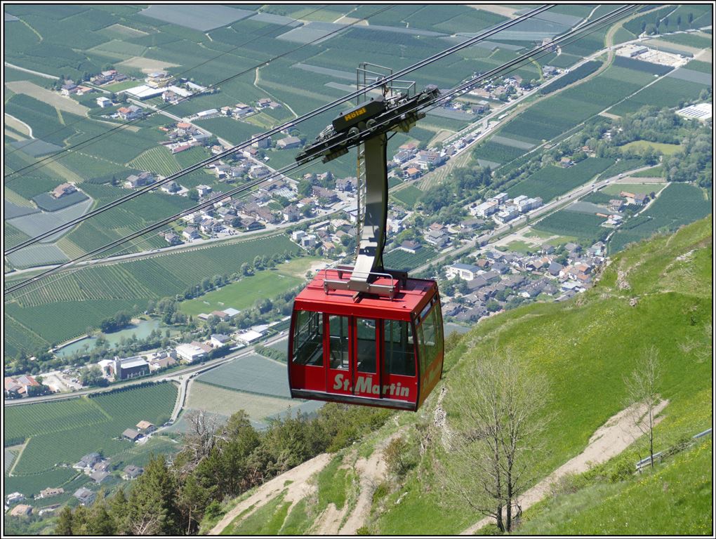 In wenigen Minuten fährt die Luftseilbahn von Latsch/Laces 1100m in die Höhe nach St.Martin/San Martino. (03.06.2019)