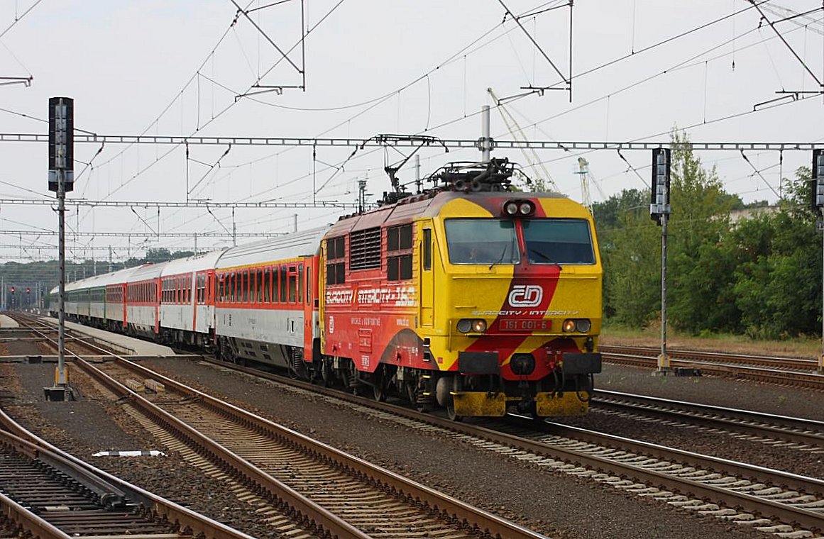 In Werbelackierung ist am 13.9.2009 der CD Gorilla 151001 mit seinem Eurocity aus Prag kommend hier bei Durchfahrt durch den Bahnhof Zabori nad Labem unterwegs.