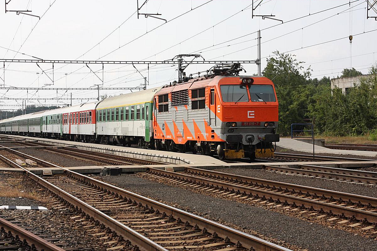 In Werbelackierung für einen Energie Konzern durchfährt am 11.9.2009 CD 151019 mit einem Schnellzug aus Richtung Kolin kommend den Bahnhof Zabori nad Labem.