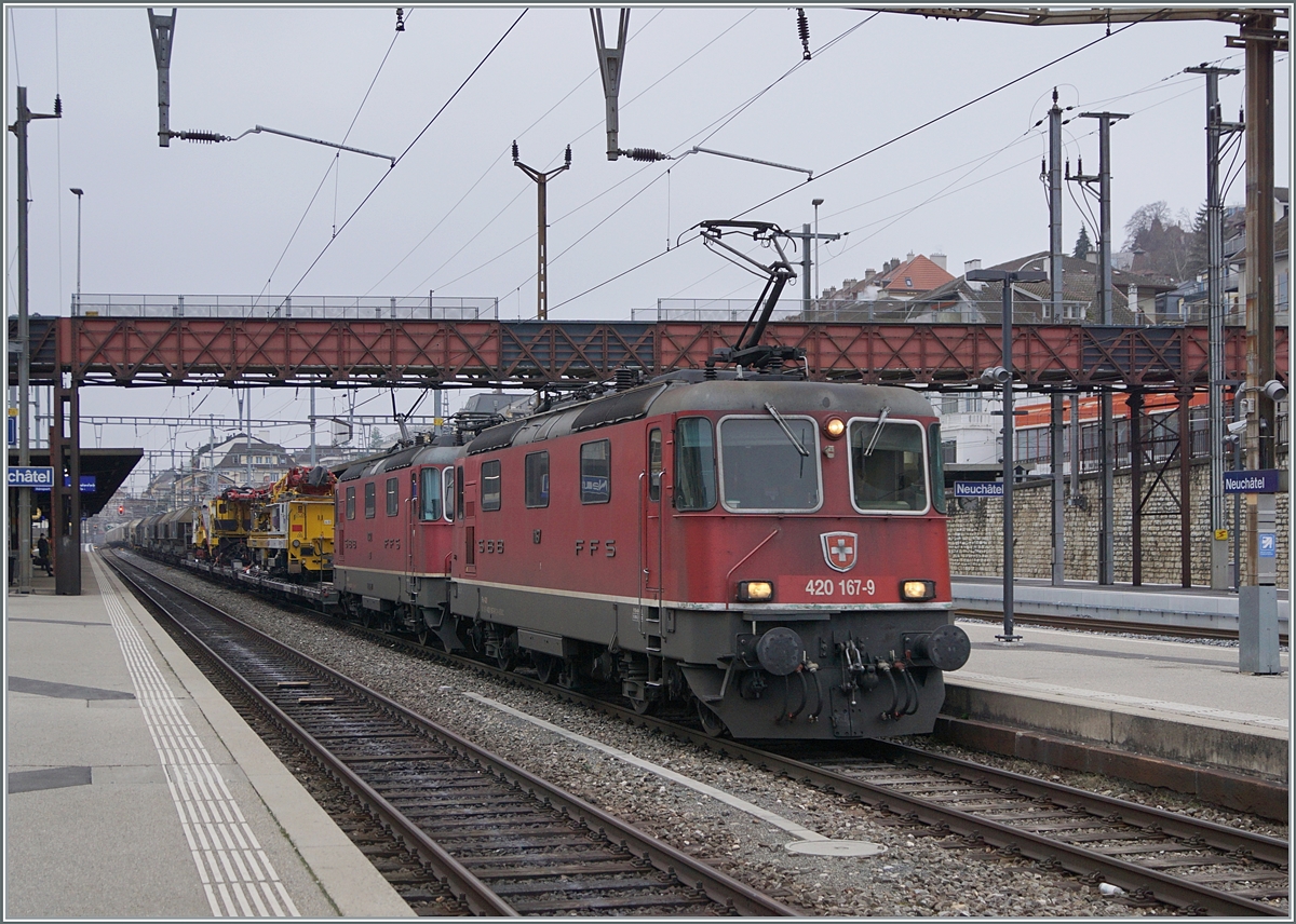 In der Westschweiz haben sich die Re 4/4 II aus dem planmässigen Reisezugverkehr verabschiedet, im Güterverkehr sind sie jedoch noch im Einsatz: Die SBB Re 4/4 II 11167 (Re 420 167-2) und eine weitere fahren mit einem Güterzug in Neuchâtel durch. 

20. Dezember 2021