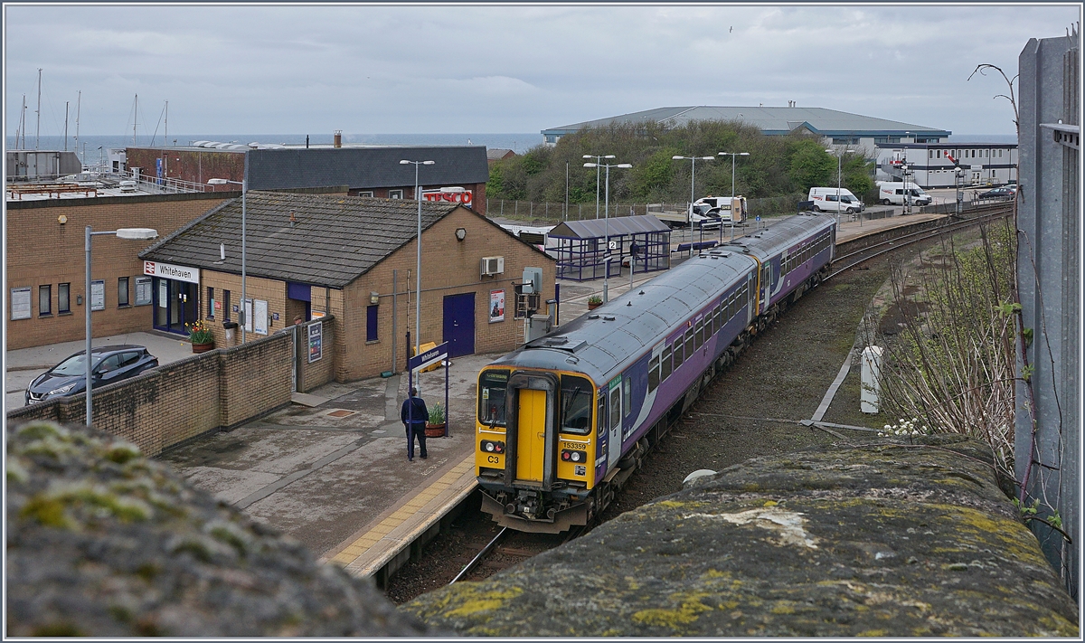In Whitehaven endet die seit der Ausgangsstation Carlise bestehende Doppelspur und es geht eingeleisige weiter, erst durch einen Tunnel und etwas im Landesinneren, später dann wieder am Meer. 
Die Bahnsteige, zumindest jenes fürs Durchfahrtgleis, sind extrem kurz, so dass die mit der Class 37 geführten Vier-Wagen-Züge nur mit zwei Wagen für den Ein- und Ausstieg am Bahnsteig platz finden. 
Das Bild zeigt leider  nur  zwei Northern Class 153 Triebwagen auf ihrer Fahrt nach Barrow-in-Furness.
25. April 2018
