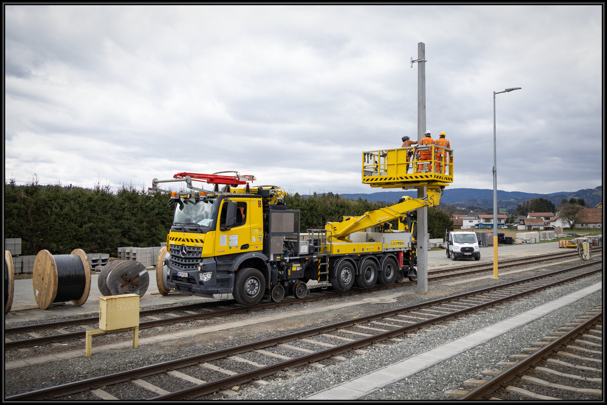 In Wies Eibiswald begann in der letzten Woche der Aufbau der Fahrleitungsanbauten an den bereits gestellten Masten . Dazu kam auch ein 2-Wege LKW zum Einsatz. 3.04.2023