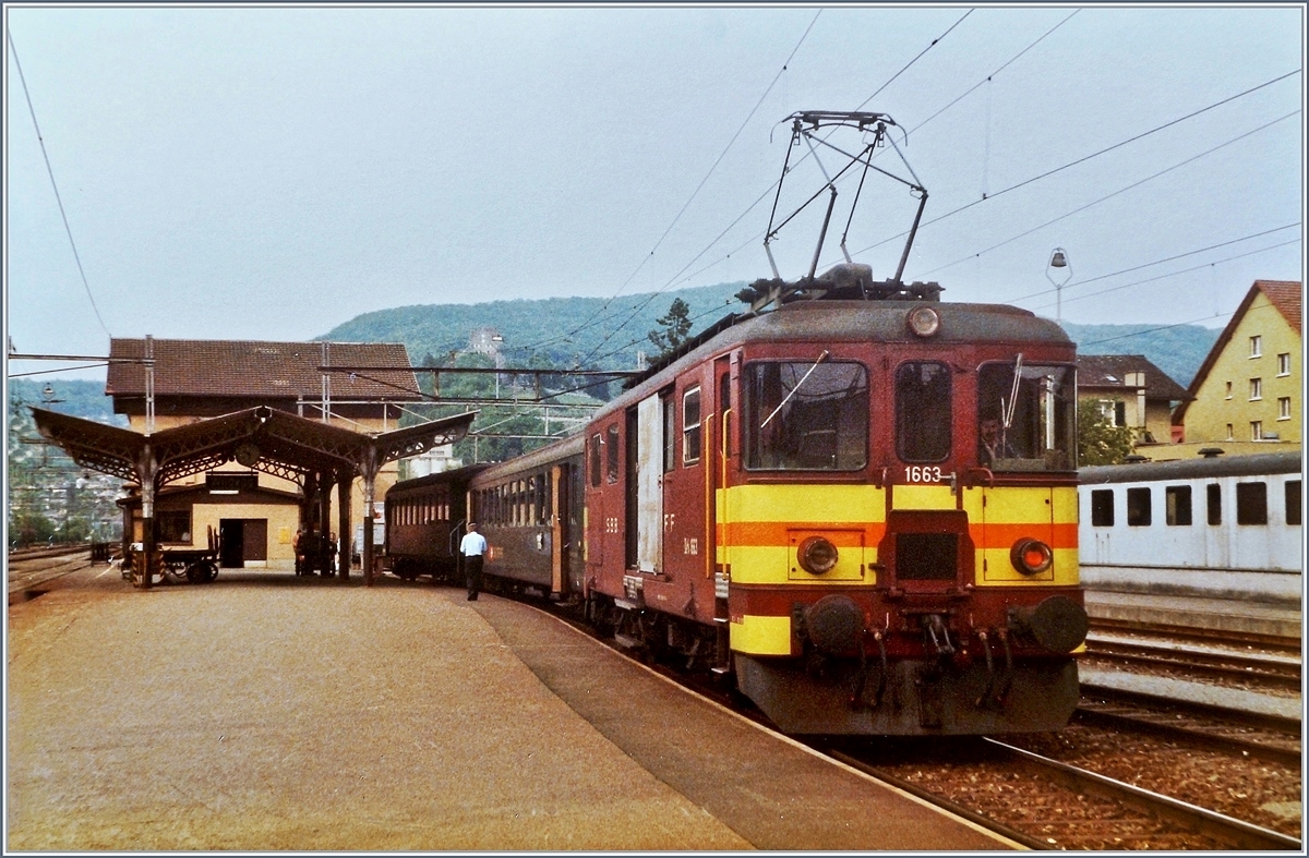 In Wildegg wartet der SBB De 4/4 1663 mit dem Regionalzug 6735 auf die Rückfahrt Richtung Lenzburg. 
Das Bild entstand am  26. Mai 1984. Wenige Tage später, am 2. Juni 1984, wurde der Verkehr auf dem Seetalbahn Strecken-Abschnitt Wildegg - Niederlenz - Lenzburg Stadt - Spitzkehre Lenzburg eingestellt.