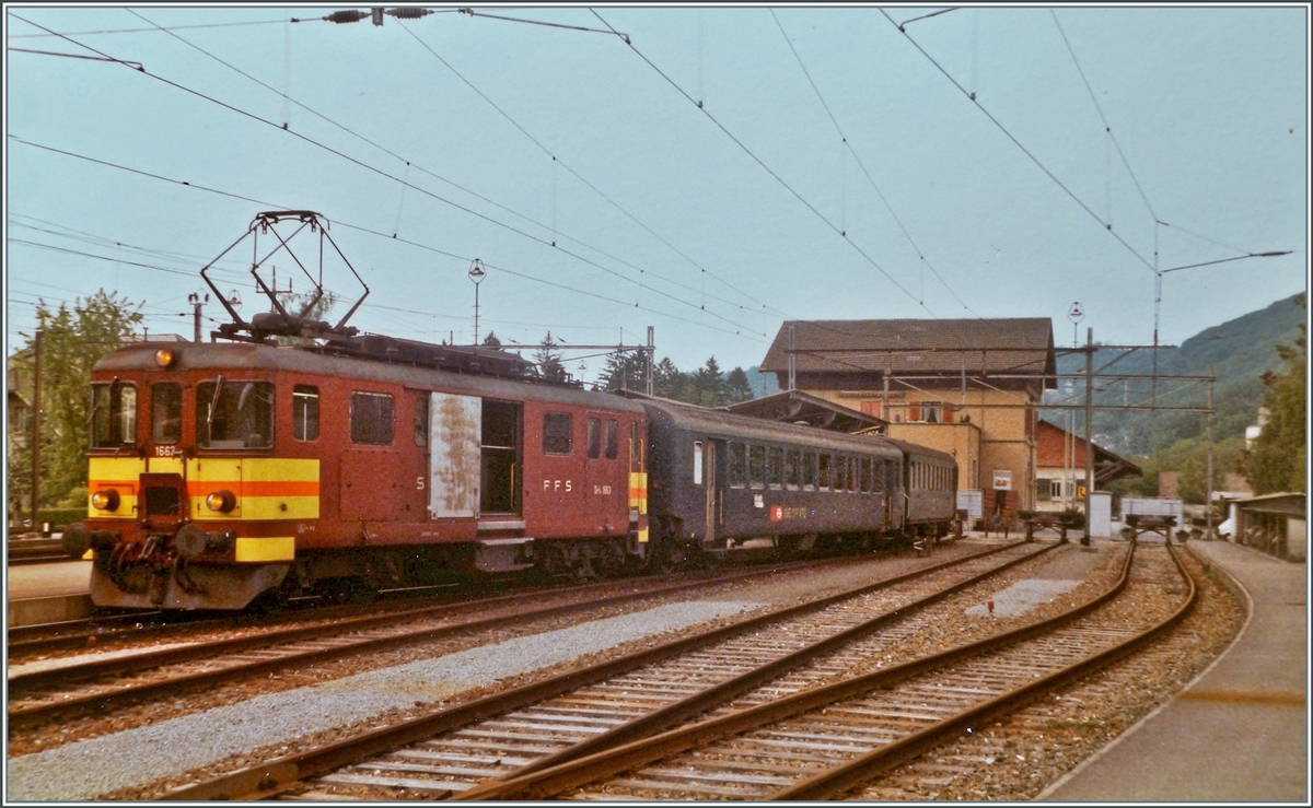 In Wildegg wartet der SBB De 4/4 1663 mit dem Regionalzug 6735 auf die Rückfahrt Richtung Lenzburg. Das Bild entstand am 26. Mai 1984. Wenige Tage später, am 2. Juni 1984, wurde der Verkehr auf dem Seetalbahn Strecken-Abschnitt Wildegg - Niederlenz - Lenzburg Stadt - Spitzkehre Lenzburg eingestellt.

Analogbild vom 26. Mai 1984