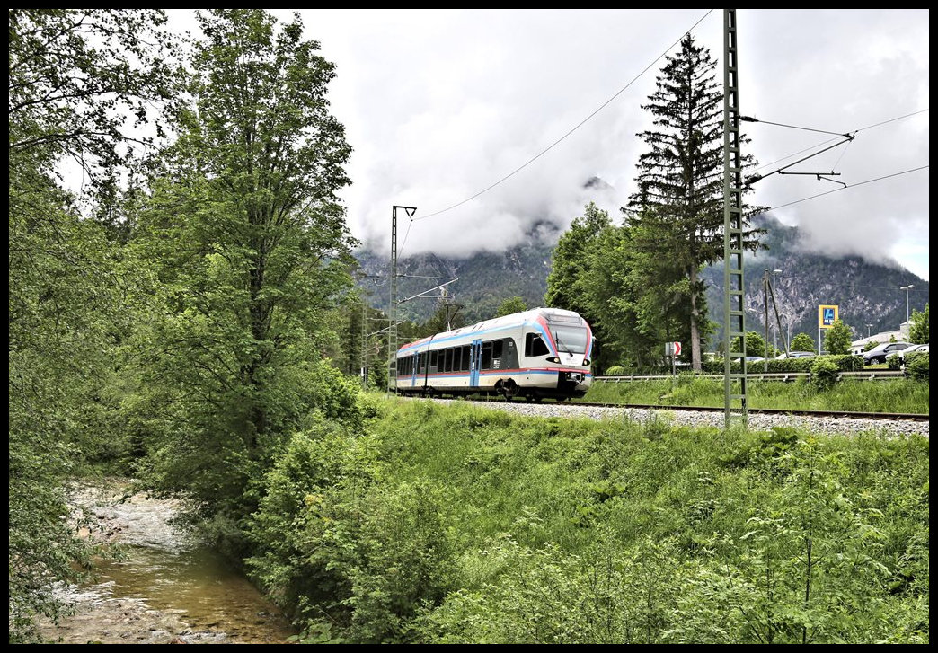 In Winkl kurz vor Bischofswiesen kommt hier der BRB ET 133 auf der Fahrt nach Berchtesgaden am 25.5.2022 um die Kurve.