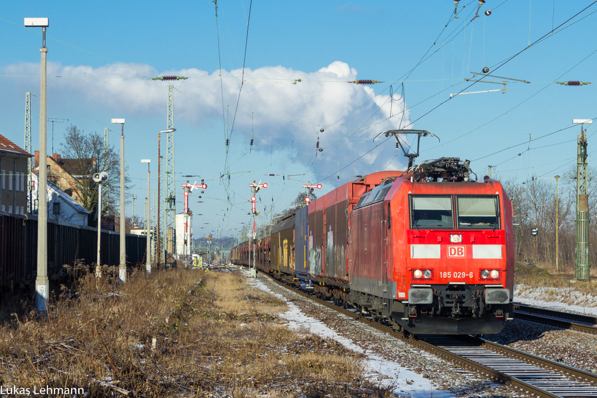 In der Winterkälte zieht 185 029-6 einen Mischer durch Altenburg, 6.1.17
Standort war ein ehemaliger Bahnsteig.