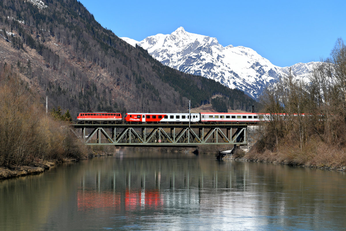 In den Wintermonaten kann man IC 512 nach Salzburg HBF im Ennstal auch  Lok voraus  aufnehmen. Der sogenannte Wintervorspann wird vor dem Steuerwagen von Selzthal nach Bischofshofen überführt, um dort dann auf den EC 217 zu gehen. Am 29. März 2017 war die 1142.685 für diesen Dienst eingeteilt und konnte auf der Salzachbrücke bei Bischofshofen fotografiert werden. 