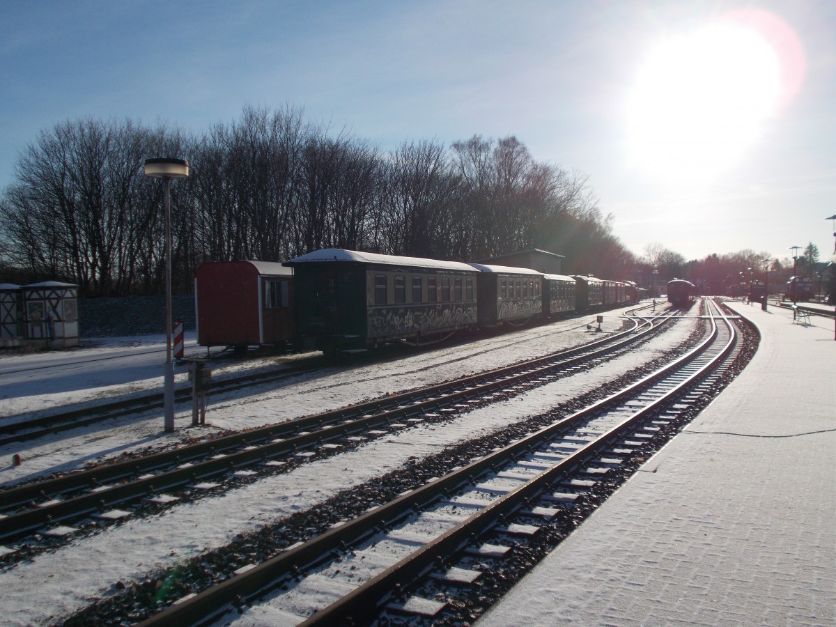 In der Wintersonne standen,am 28.Dezember 2014,mehrere abgestellte Reisezugwagen in Putbus.