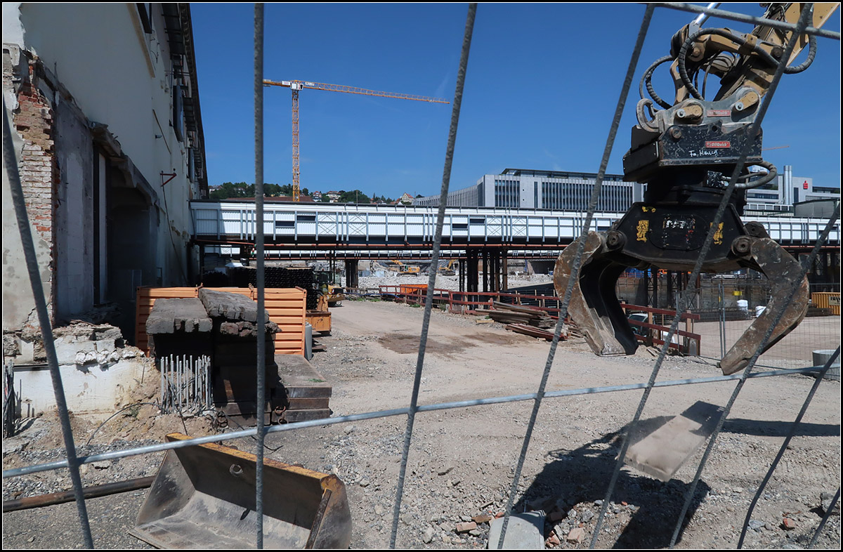 In winzigsten Arbeitsschritten zu einem neuen Bahnhof -

 Hier lässt der Bagger ein Brett genau zum Zeitpunkt des Auslösen Kameras auf den Boden fallen. Wie viele nicht zu zählende kleine und größere Arbeitsschritt sind nötig, um einen Bahnhof samt unterirdischer Zulaufstrecken neu zu bauen?

Ein Blick in die Baugrube des neuen Stuttgarter Hauptbahnhofes.

18.07.2017 (M)