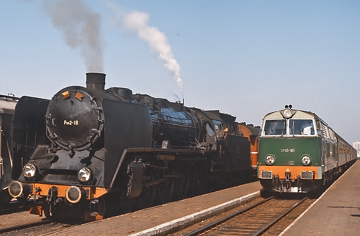 In Wloclawek (Strecke Torun - Kutno) wird die Pm2-18 am 23.09.1976 von der SP45-161 vor einem Schnellzug überholt. Bei der Lok handelt es sich um die frühere Reichsbahn-03 049 (Henschel 22065/1931), sie gehörte zu den letzten bei der PKP eingesetzten Loks dieser Baureihe.