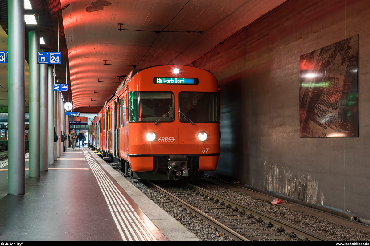 In der Woche vom 9. bis am 16. Dezember 2019 hiess es beim RBS  Tschüss Mandarinli . In dieser Woche wurden die letzten beiden Mandarinli noch einmal planmässig eingesetzt, bevor sie endgültig durch die neuen Worbla-Züge abgelöst wurden. Derzeit sind die Be 4/12 56 und 57 noch als Reserve vorhanden.<br>
Be 4/12 57 steht am Abend des 14. Dezembers in Bern RBS als S7 nach Worb Dorf bereit. In wenigen Jahren wird auch der heutige Bahnhof Bern RBS Geschichte sein, er wird derzeit durch einen grösseren Neubau ersetzt.