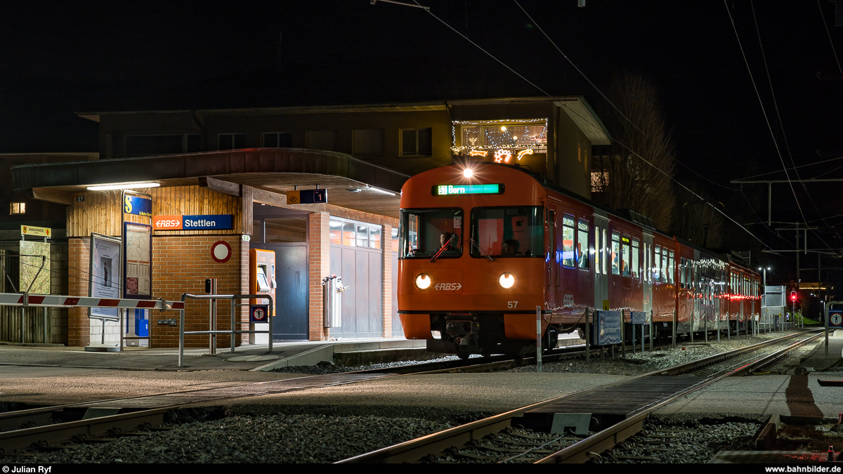 In der Woche vom 9. bis am 16. Dezember 2019 hiess es beim RBS  Tschüss Mandarinli . In dieser Woche wurden die letzten beiden Mandarinli noch einmal planmässig eingesetzt, bevor sie endgültig durch die neuen Worbla-Züge abgelöst wurden. Derzeit sind die Be 4/12 56 und 57 noch als Reserve vorhanden.<br>
Be 4/12 57 am 14. Dezember als S7 Worb Dorf - Bern in Stettlen.