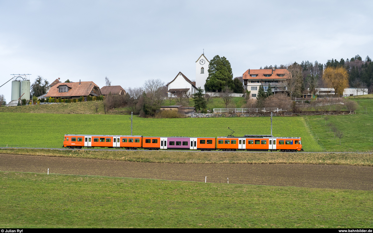 In der Woche vom 9. bis am 16. Dezember 2019 hiess es beim RBS  Tschüss Mandarinli . In dieser Woche wurden die letzten beiden Mandarinli noch einmal planmässig eingesetzt, bevor sie endgültig durch die neuen Worbla-Züge abgelöst wurden. Derzeit sind die Be 4/12 56 und 57 noch als Reserve vorhanden.<br>
Be 4/12 57 am 15. Dezember als S7 zwischen Vechigen und Worb Dorf.