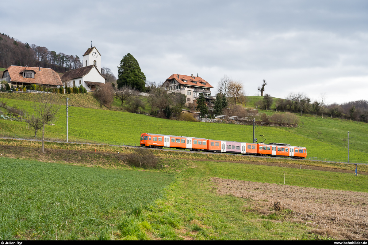 In der Woche vom 9. bis am 16. Dezember 2019 hiess es beim RBS  Tschüss Mandarinli . In dieser Woche wurden die letzten beiden Mandarinli noch einmal planmässig eingesetzt, bevor sie endgültig durch die neuen Worbla-Züge abgelöst wurden. Derzeit sind die Be 4/12 56 und 57 noch als Reserve vorhanden.<br>
Be 4/12 57 am 15. Dezember als S7 zwischen Worb Dorf und Vechigen.