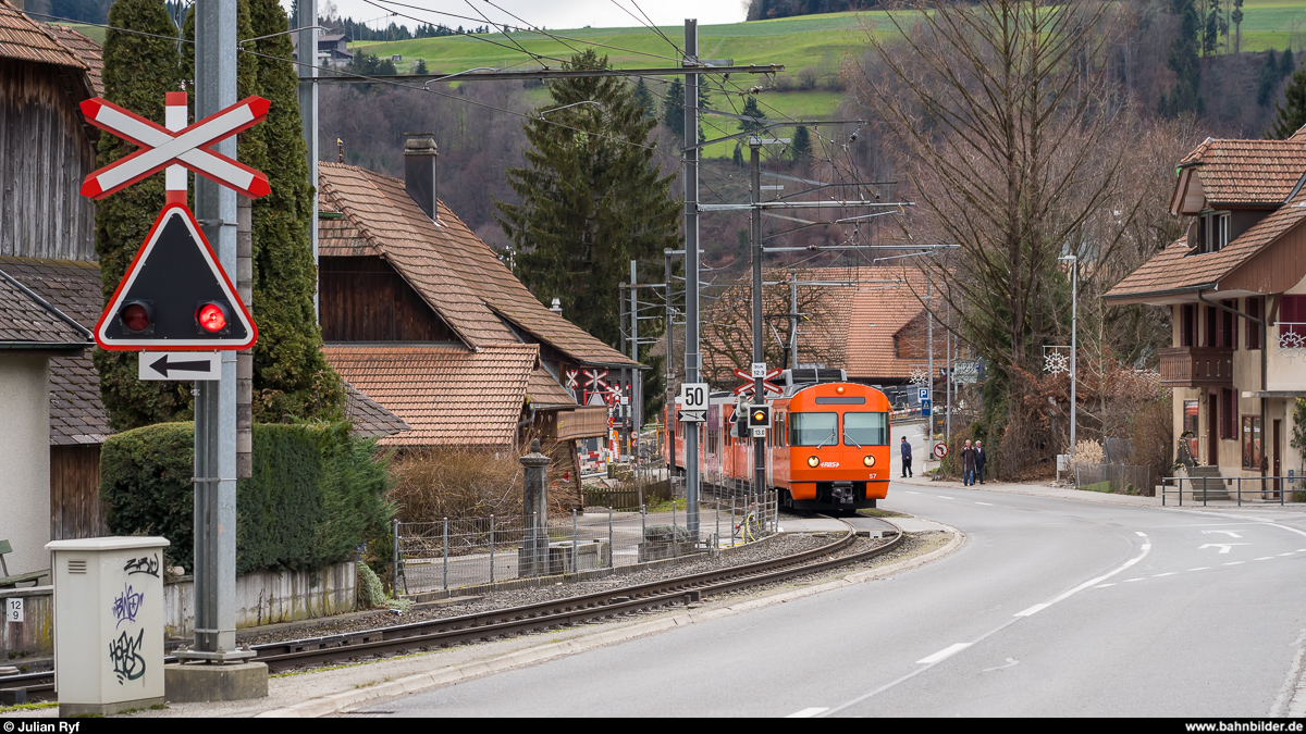 In der Woche vom 9. bis am 16. Dezember 2019 hiess es beim RBS  Tschüss Mandarinli . In dieser Woche wurden die letzten beiden Mandarinli noch einmal planmässig eingesetzt, bevor sie endgültig durch die neuen Worbla-Züge abgelöst wurden. Derzeit sind die Be 4/12 56 und 57 noch als Reserve vorhanden.<br>
Be 4/12 57 am 15. Dezember als S7 bei der Ortsdurchfahrt Boll, welche derzeit durch eine neue Strecke abseits der Strasse ohne unbeschrankte Bahnübergänge ersetzt wird.