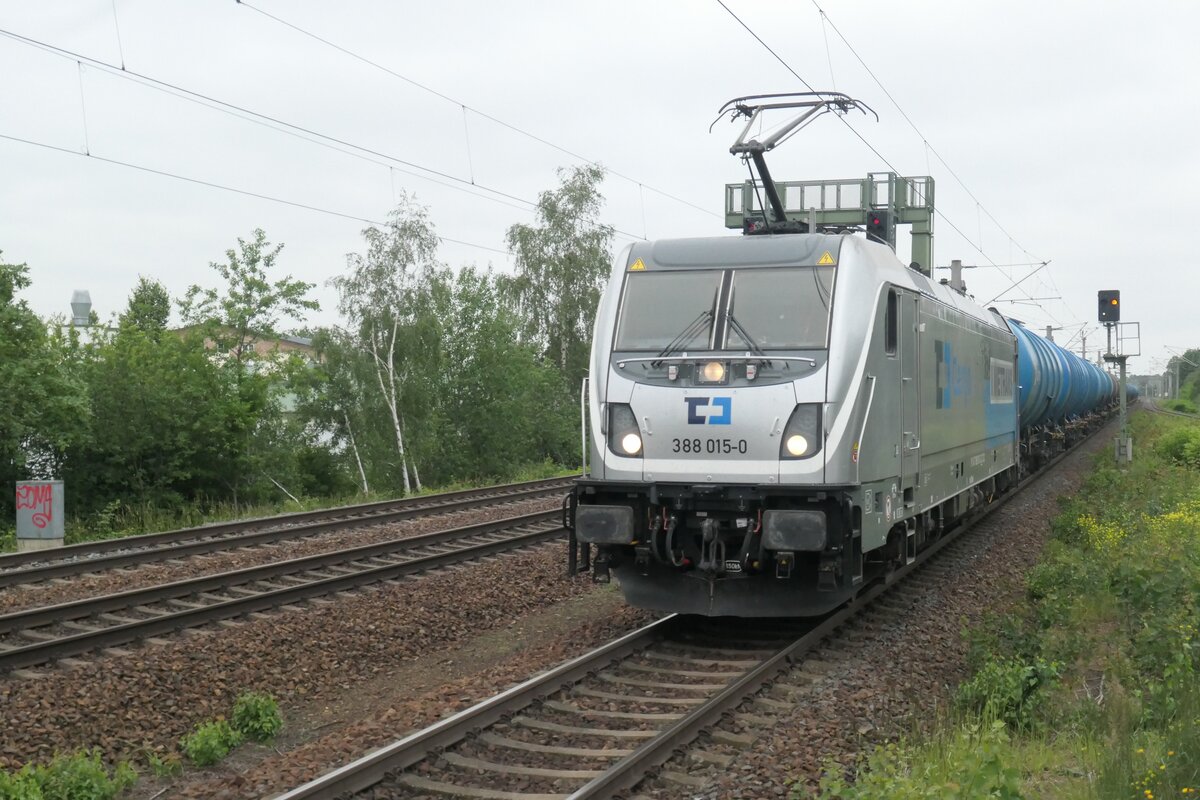 In der Woche vor der Vollsperrung von dem Hauptbahnhof Dresden wurden die Güterzüge stellenweise über die S-Bahn-Gleise der Elbtalstrecke umgeleitet. Hier die auch noch nicht sehr alte 388 015 mit einem Kesselwagenzug bei Dresden-Dobritz.