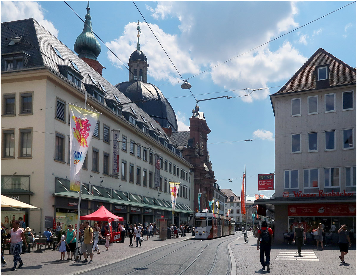 In der Würzburger Fußgängerzone - 

.. hält eine Straßenbahn in der Haltestelle 'Dom.' Die Kirche mit der Kuppel ist allerdings nicht der Dom, sondern das Neumünster.

14.07.2018 (M)